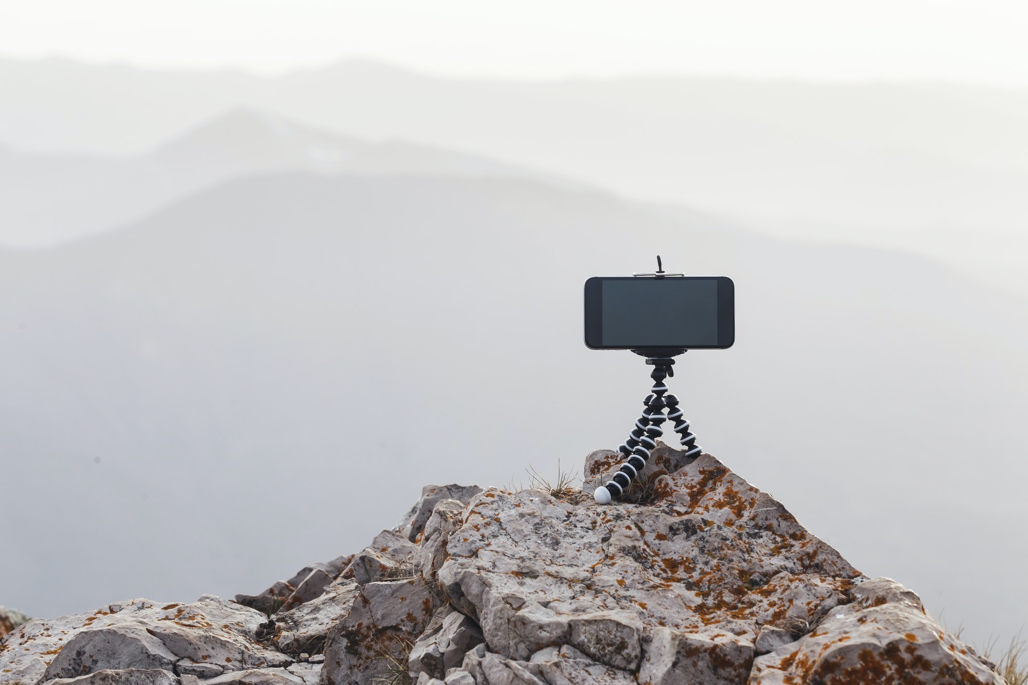 Making photo with a long exposure on mobile phone with mini-tripod